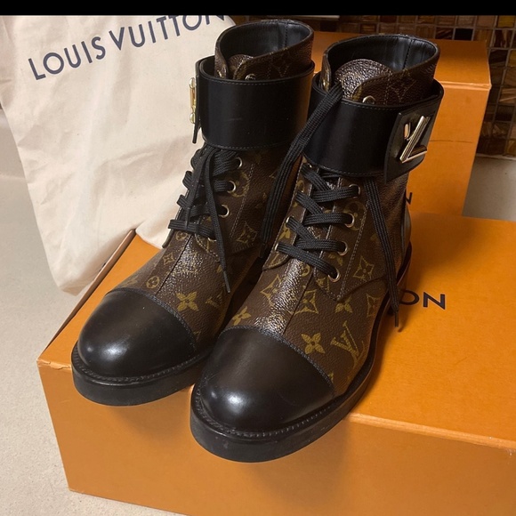Louis Vuitton - Picture 1 of 5